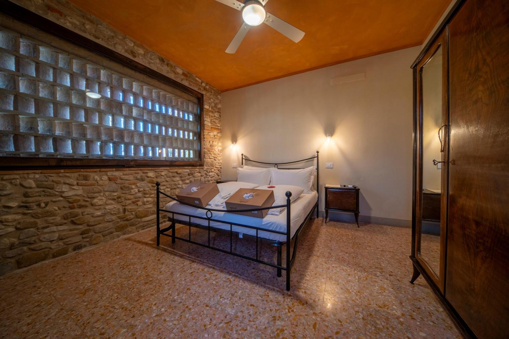Agriturismo Podere Tovari アンギアーリ エクステリア 写真