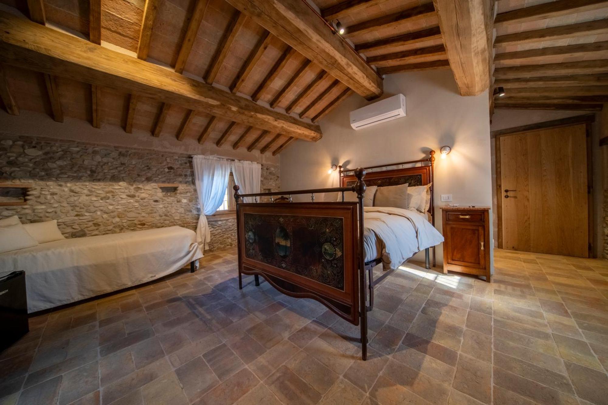 Agriturismo Podere Tovari アンギアーリ エクステリア 写真