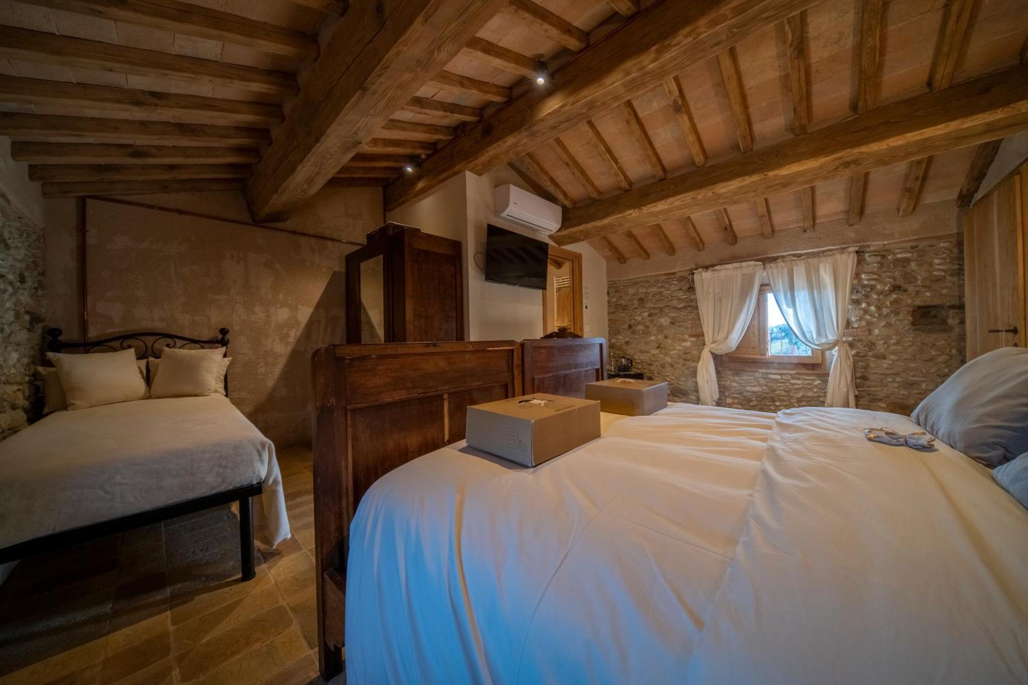 Agriturismo Podere Tovari アンギアーリ エクステリア 写真
