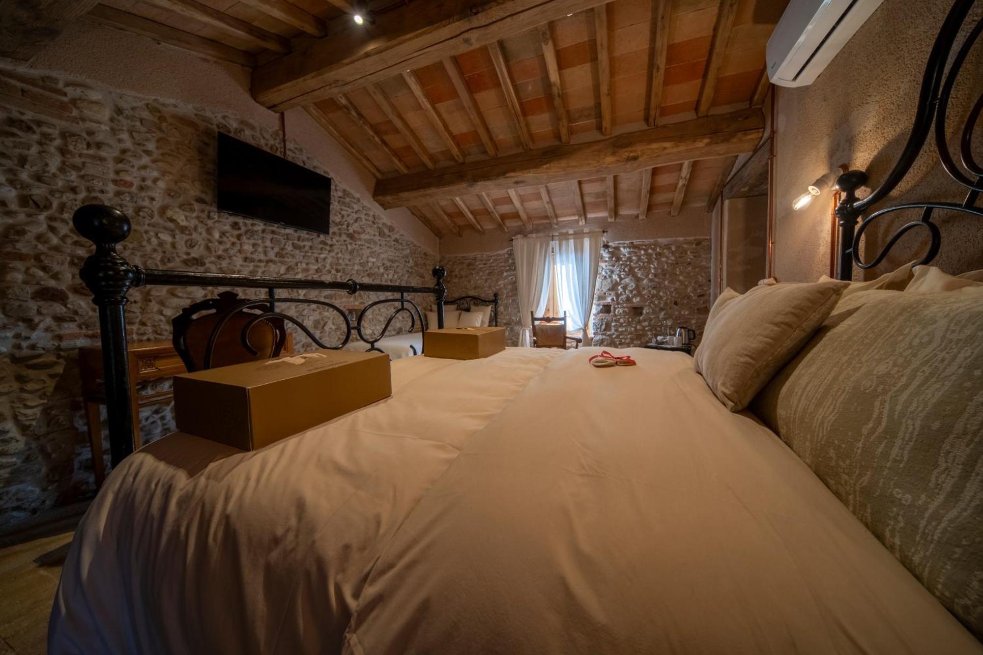 Agriturismo Podere Tovari アンギアーリ エクステリア 写真